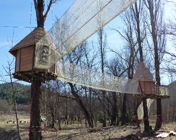Cabanes suspendues reliées par des filets