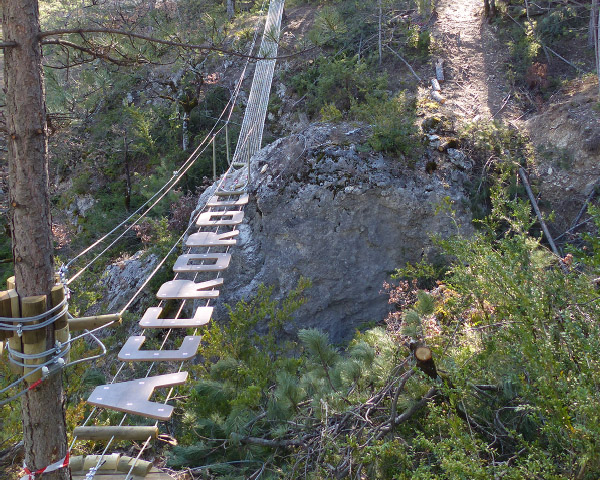 Passerelle de via ferrata sur rocher