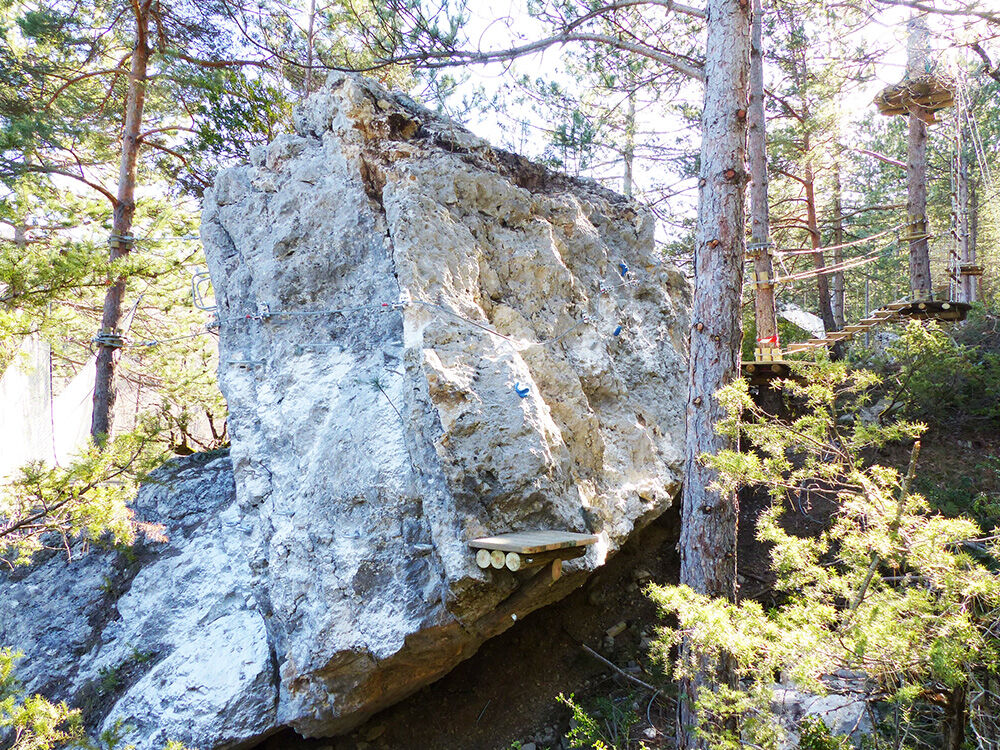 Rocher équipé de la via ferrata Accroroc